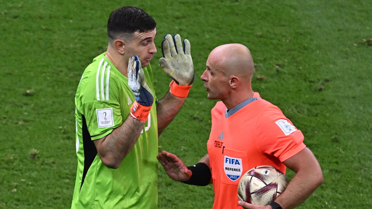 Emiliano Martinez i Szymon Marciniak