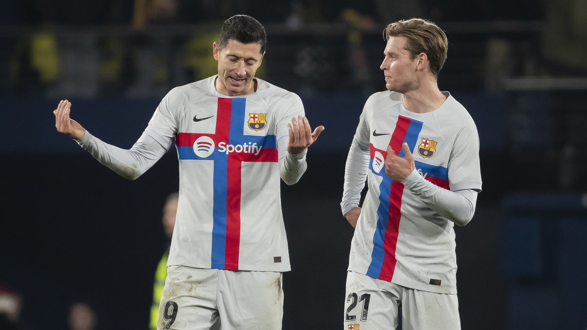 Robert Lewandowski (L) i Frenkie de Jong