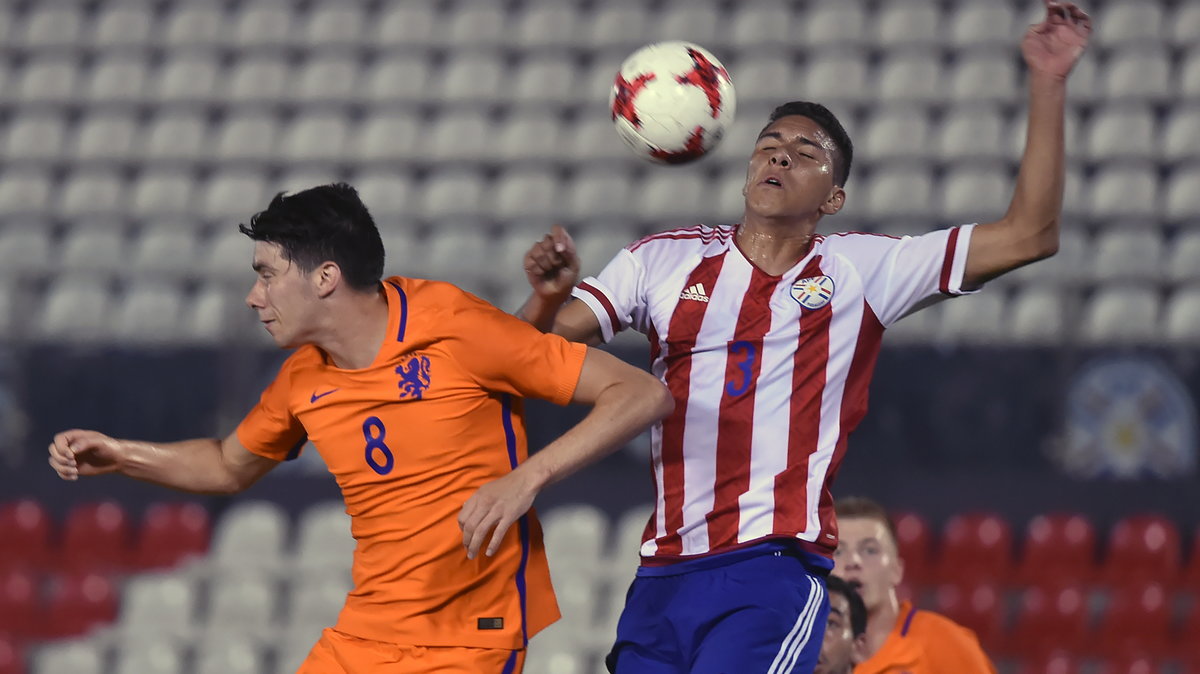 Pelle van Amersfoort (Holandia U-21) i Hugo Paniagua (Paragwaj U-21)