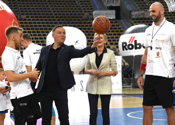 18709082 - KOSZYKÓWKA MARCIN GORTAT CAMP 2018 (Marcin Gortat Agata Kornhauser-Duda Andrzej Duda)