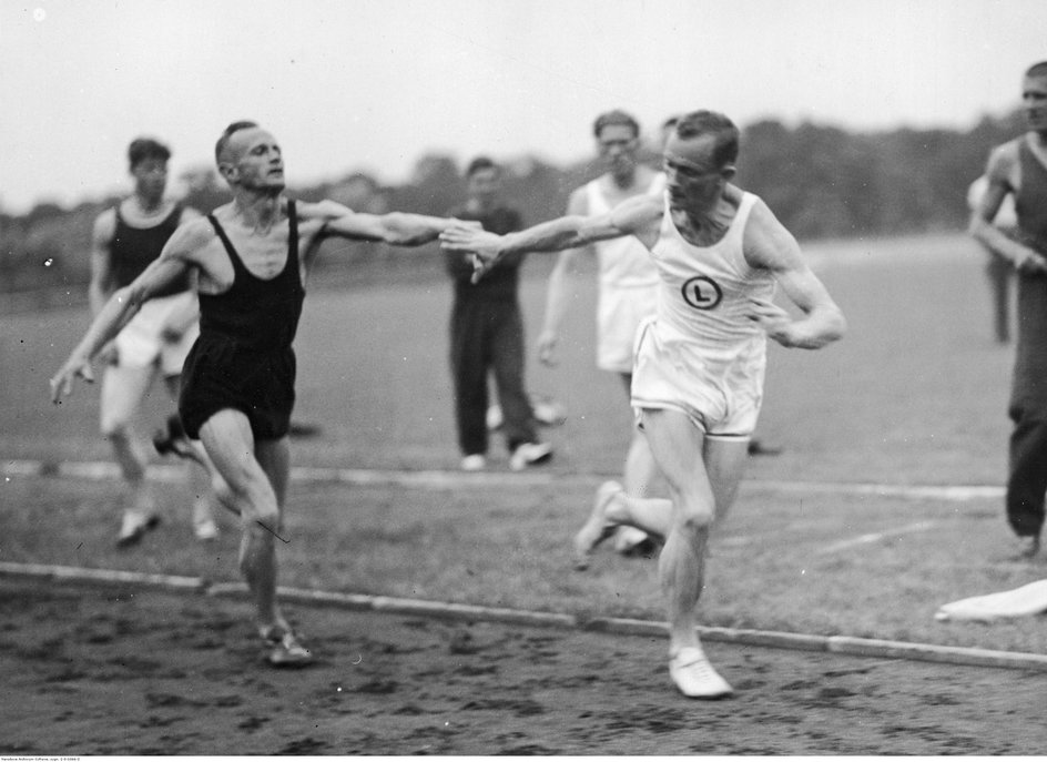 Przekazywanie pałeczki w biegu sztafetowym 4x400 metrów. Antoni Maszewski odbiera pałeczkę od Tadeusza Śliwaka