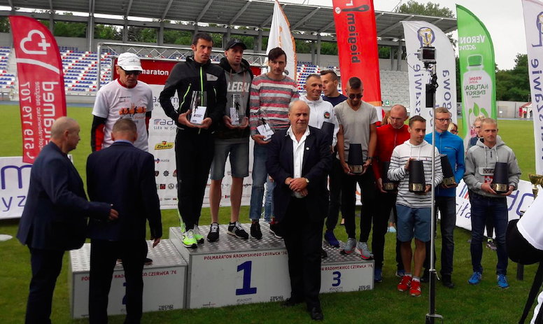 Rzadki widok na krajowych biegach. W Radomiu dekorowanych jest aż 10 najlepszych Polaków. Nagrody finansowe od 3 tys. do 250 złotych