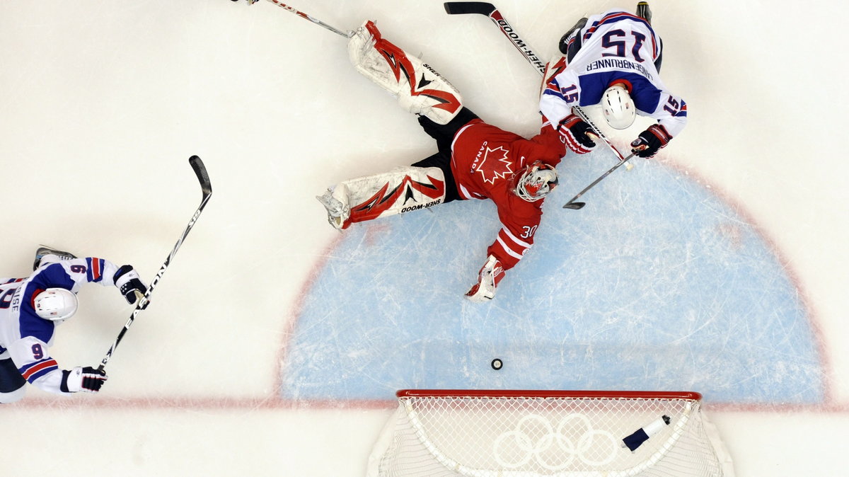 Zach Parise (L), Jamie Langenbrunner (P) oraz Martin Brodeur (C)