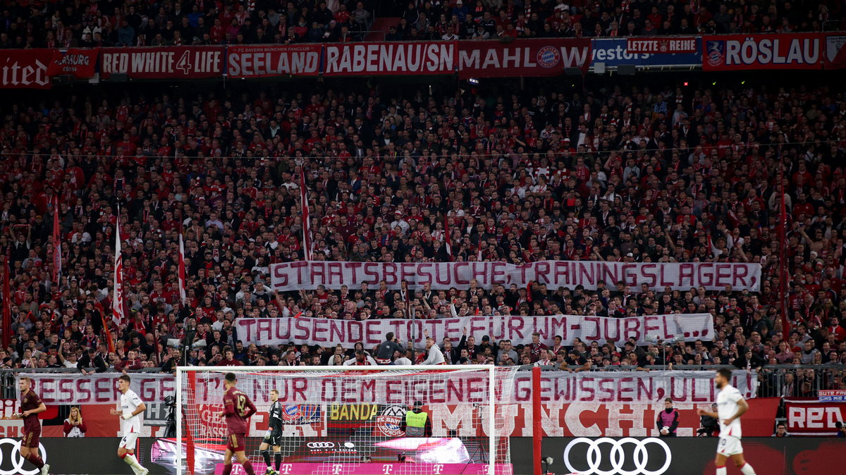 Baner kibiców na meczu Bayern Monachium — Bayer Leverkusen