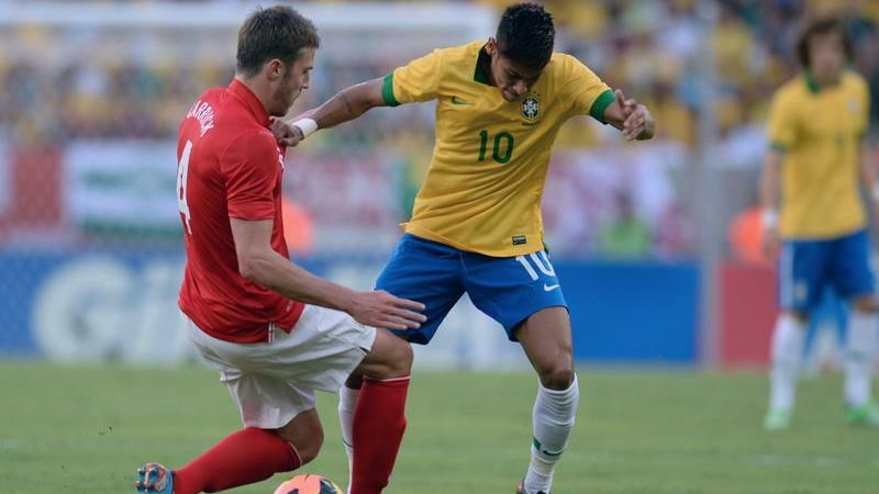 Neymar i Michael Carrick w meczu Brazylia - Anglia 