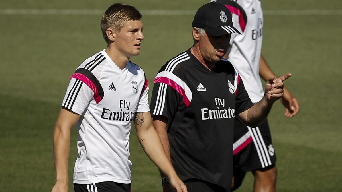 Toni Kroos (L) i Carlo Ancelotti