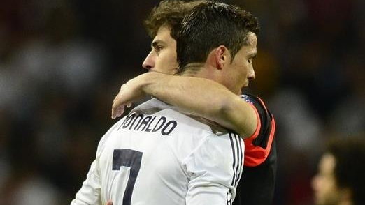 Iker Casillas pociesza Cristiano Ronaldo