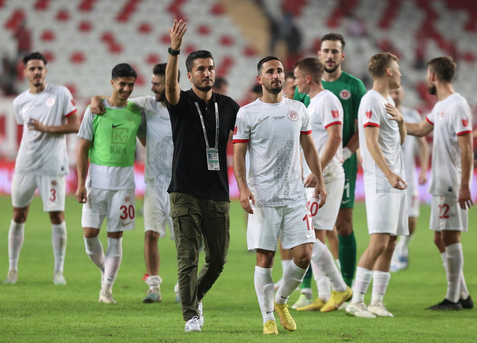 Nuri Sahin i piłkarze Antalyasporu po wygranej 3:2 z Basaksehisporem