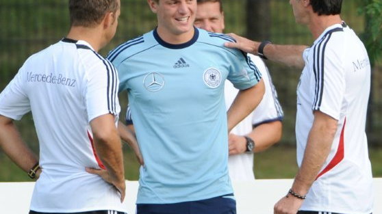 Toni Kroos (w środku)