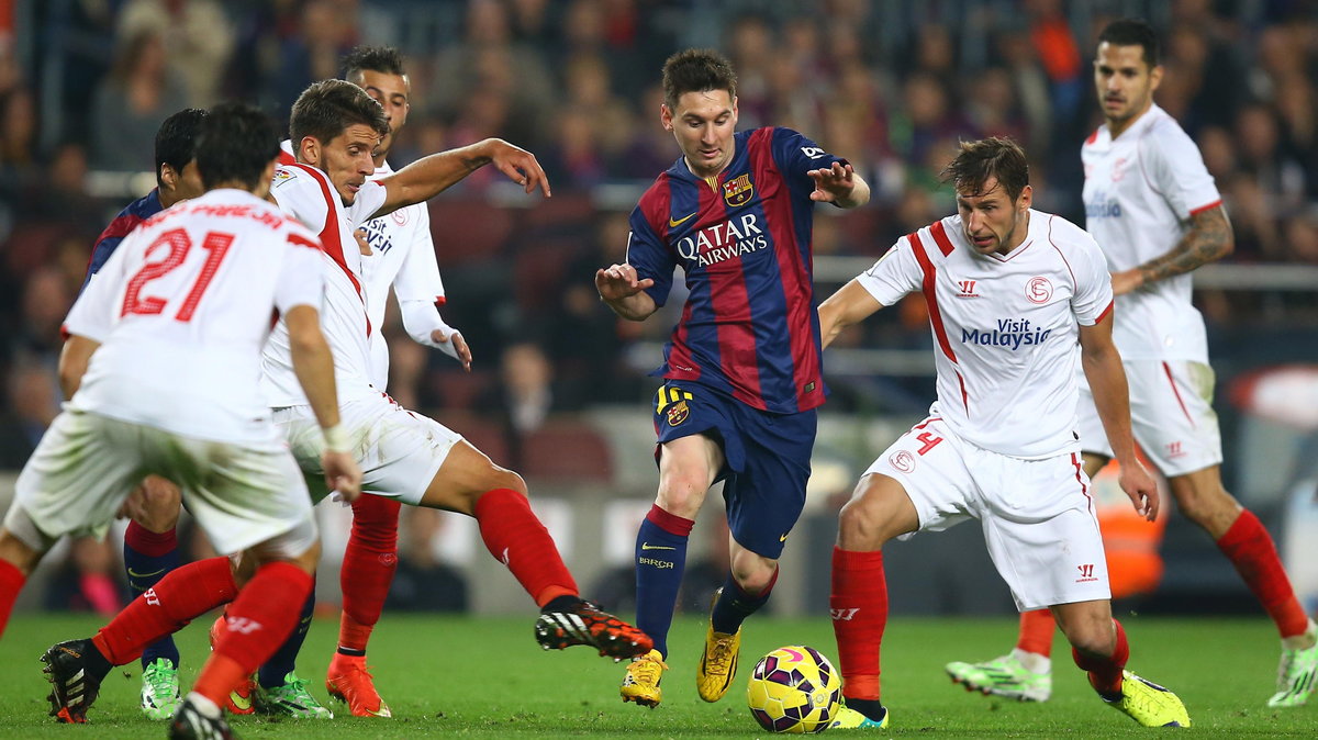 Piłkarze Sevilli próbują powstrzymać Messiego
