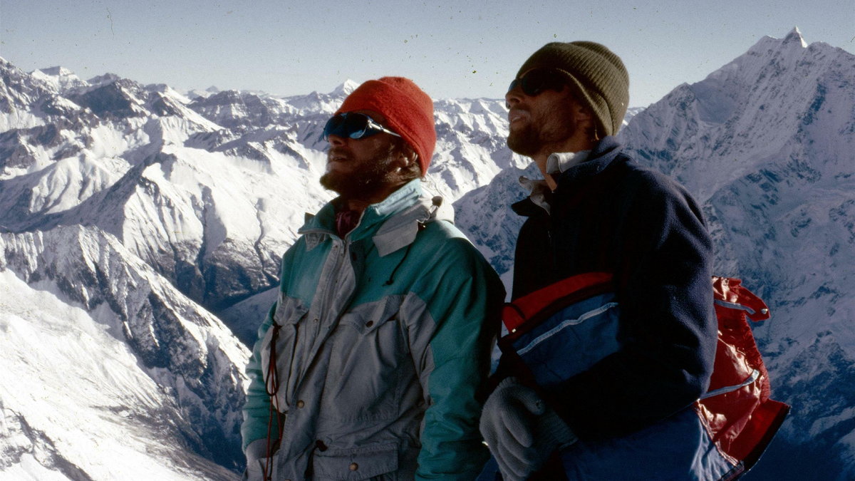 Rok 1986. Polska wyprawa na Manaslu. Kukuczka (z lewej) wszedł na szczyt z Arturem Hajzerem stylem alpejskim i nową drogą. Na zdjęciu z obecnym na miejscu Wojciechem Kurtyką (z prawej).