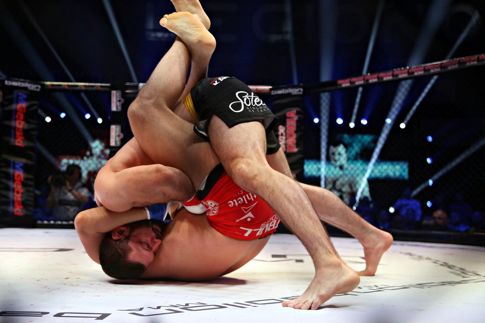 36-letni Szymon Kołecki walczył w MMA pięć razy. Wszystkie pojedynki wygrał przed czasem. Za kilka tygodni w Ełku znowu wejdzie do klatki.