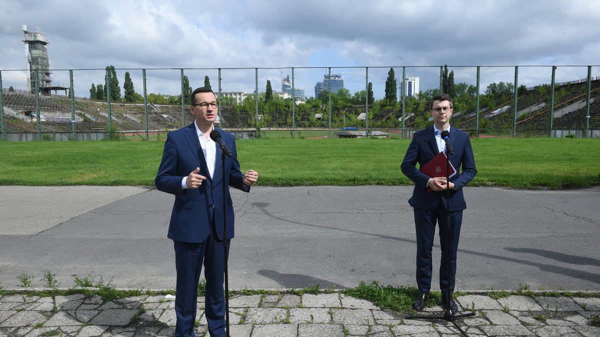 Mateusz Morawiecki (z lewej) i Piotr Mueller