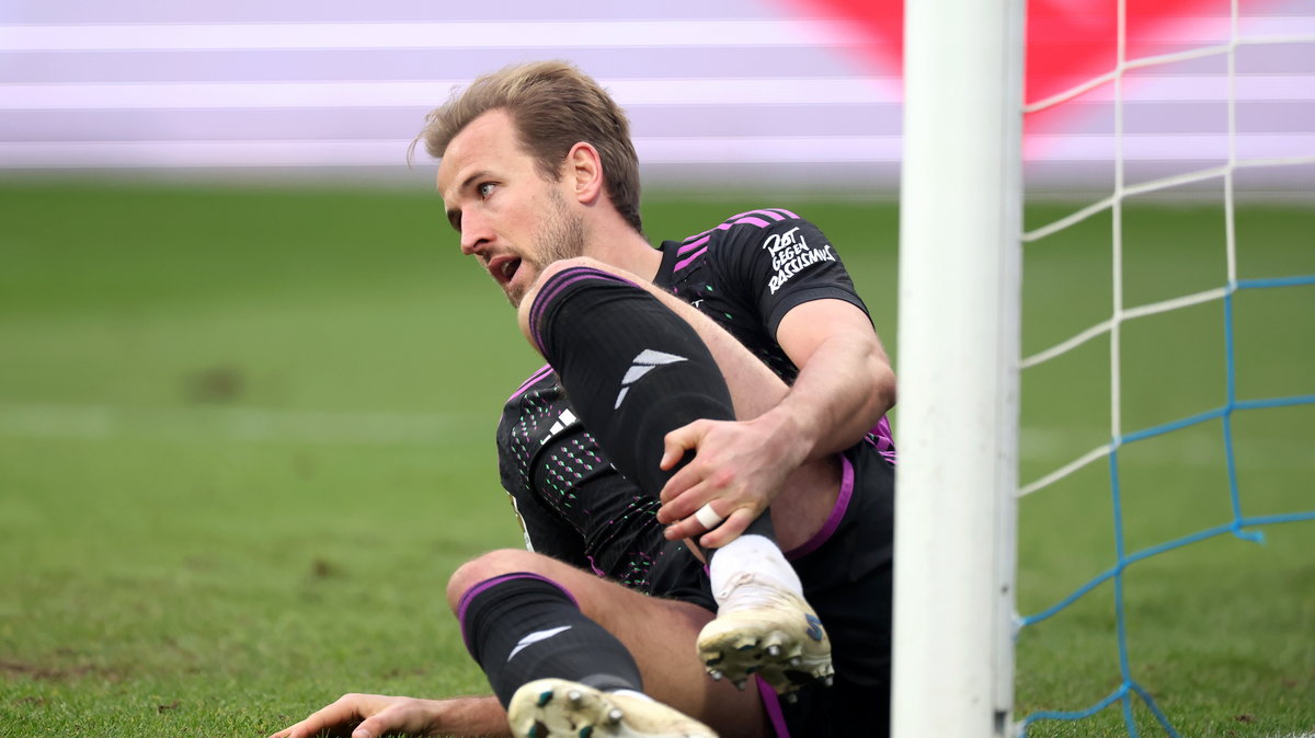 Harry Kane tuż po zderzeniu z słupkiem