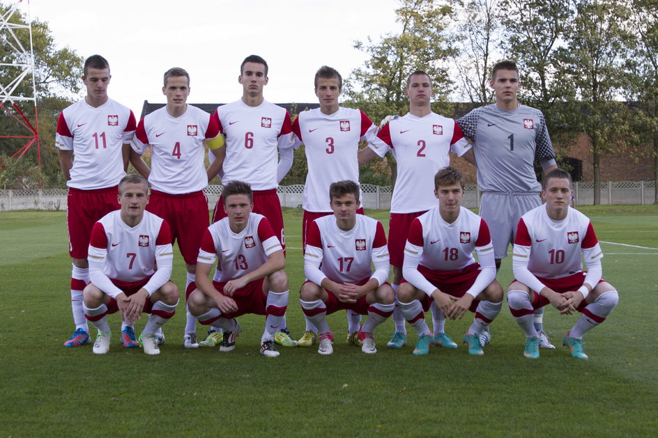 Oskar Rybicki (górny rząd, pierwszy z prawej) i Piotr Zieliński (dolny rząd, pierwszy z prawej) przed meczem reprezentacji Polski do lat 19 (2012 r.).