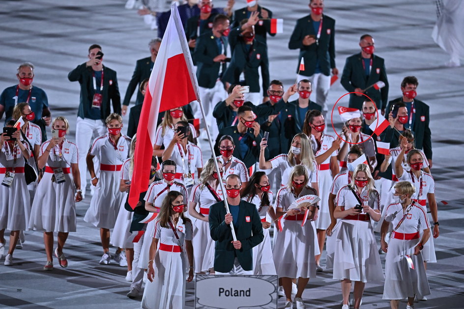 Polka z flagą Singapuru na ceremonii otwarcia IO