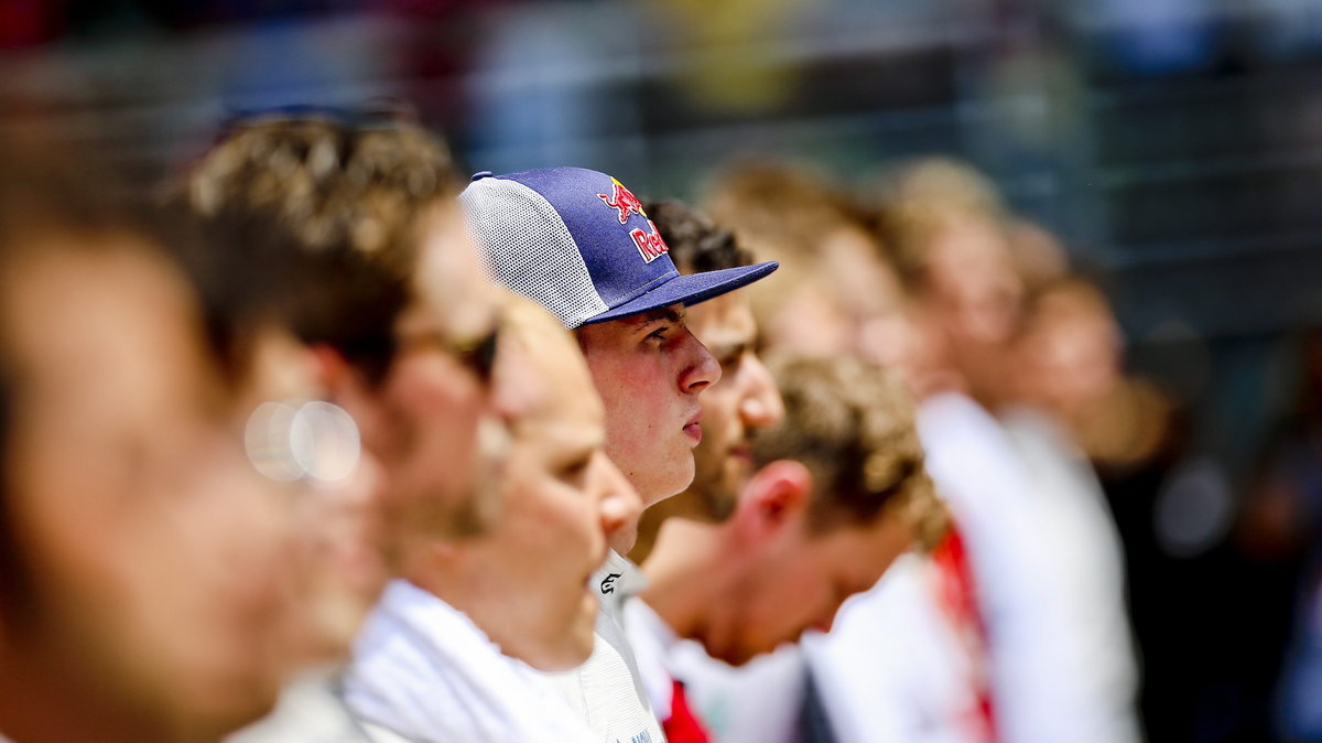 Max Verstappen (w czapce)