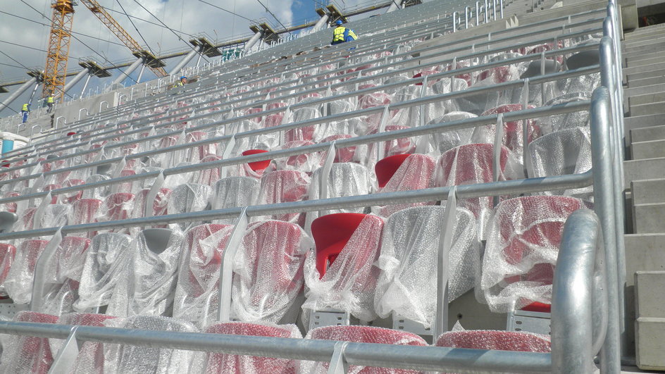 Montaż krzesełek na Stadionie Narodowym