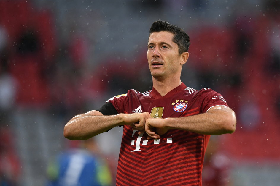 Robert Lewandowski celebruje bramkę w meczu Bayernu Monachium z 1. FC Koeln w Bundeslidze (sierpień 2021 r.)