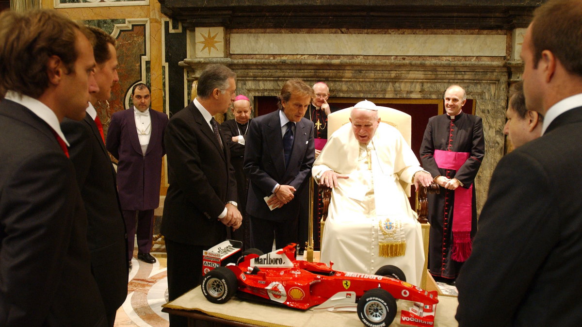 Jan Paweł II podziwia model Ferrari
