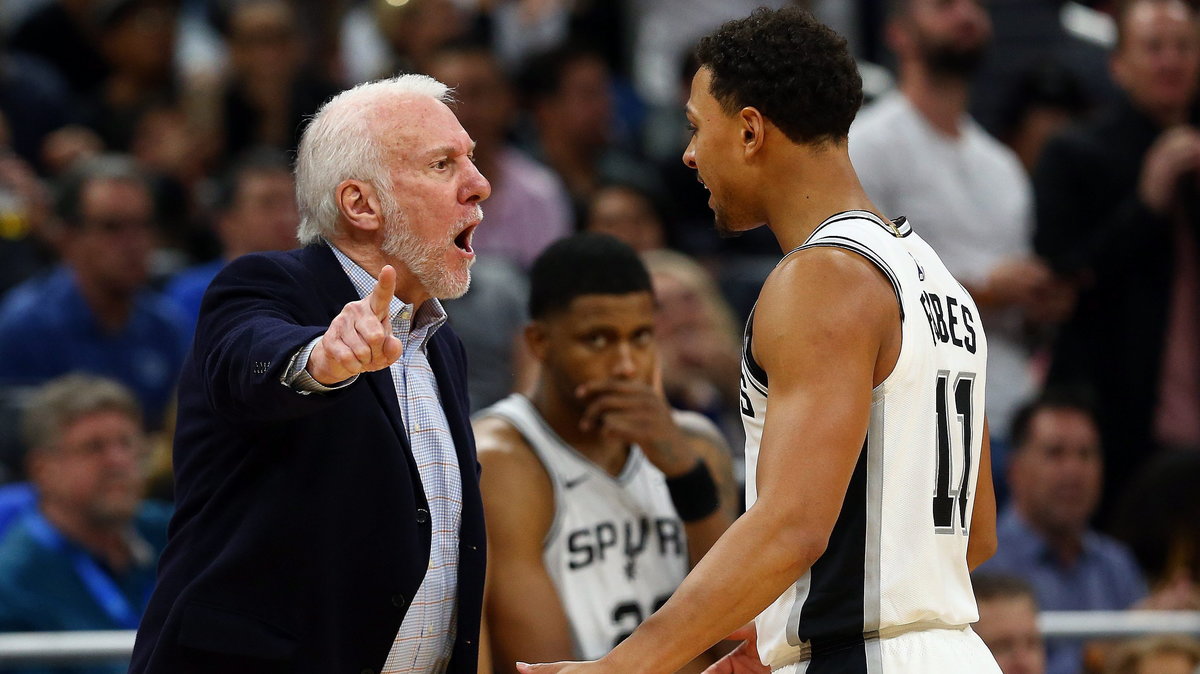 Gregg Popovich jest najstarszym (71 lat) i najdłużej (od 1996 roku) pracującym bez przerwy w tym samym klubie (San Antonio Spurs) trenerem w NBA