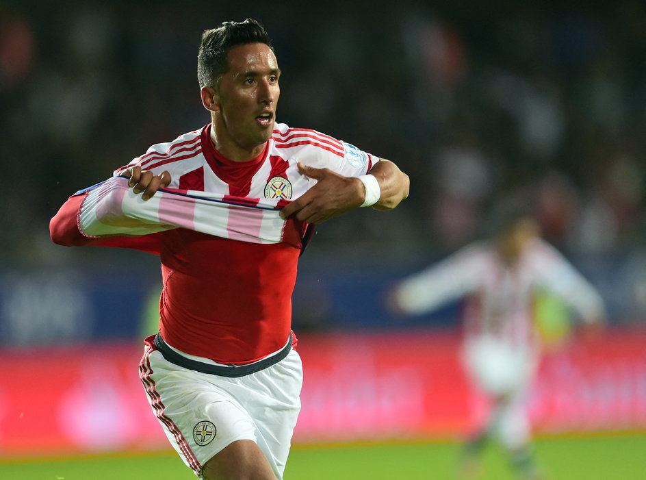 Lucas Barrios świętujący bramkę z Argentyną