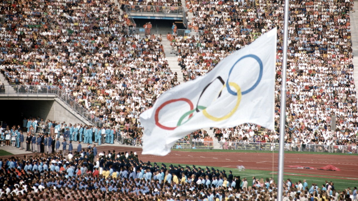 Ceremonia upamiętnienia ofiar zamachu na stadionie olimpijskim w Monachium. Flaga olimpijska jest opuszczona do połowy masztu.