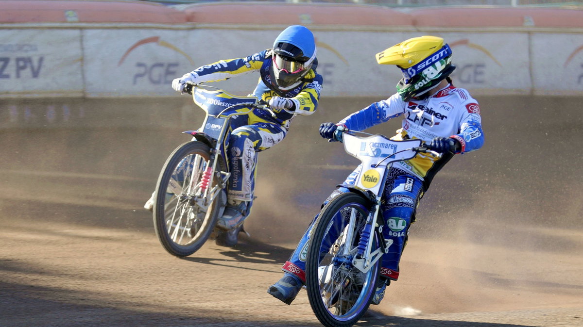 Jason Doyle broni się przed atakiem Kacpra Pludry