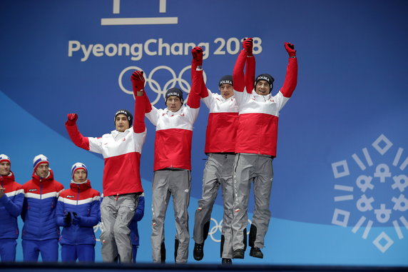 18220048 - ZIO PYEONGCHANG 2018 SKOKI NARCIARSKIE DEKORACJA MEDALE (Kami Stoch Dawid Kubacki Stefan Hula Maciej Kot )