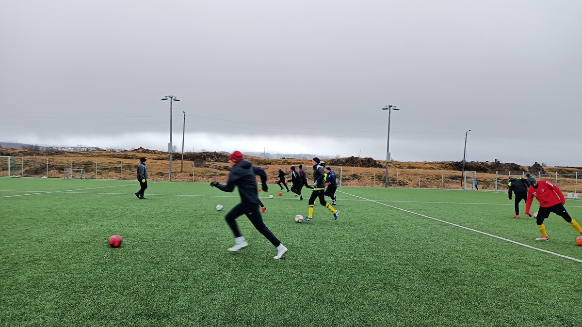 Piłkarze Afriki Reykjavik przychodzą na trening w celach rekreacyjnych. Duża część drużyny na co dzień pracuje fizycznie.