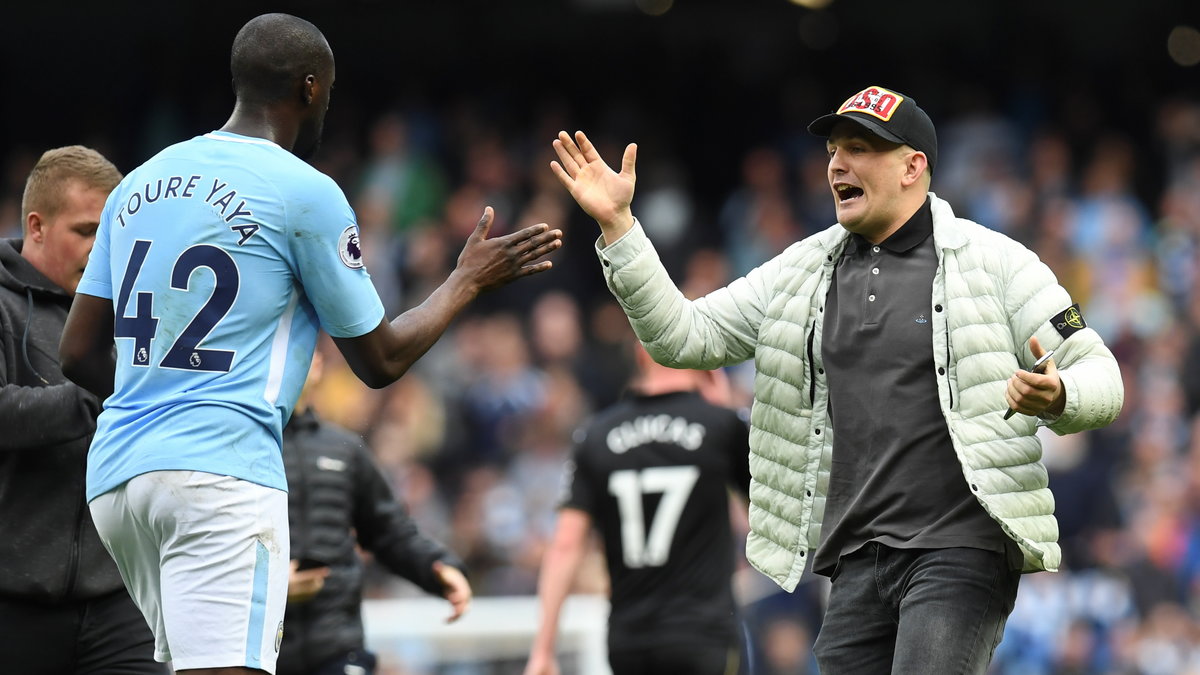 Yaya Toure z kibicem, który wtargnął na boisko