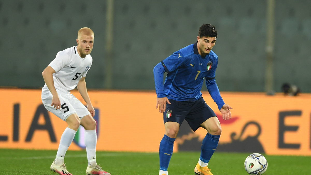 Riccardo Orsolini (z prawej) podczas gry w meczu towarzyskim Włochy - Estonia.