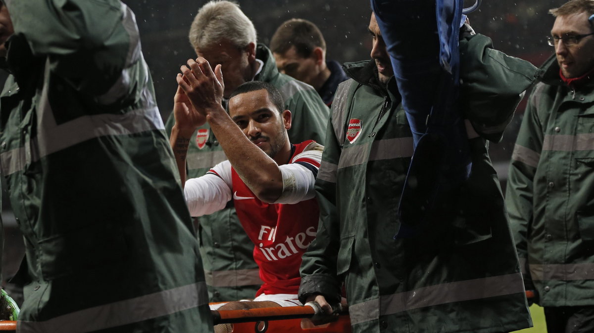 Theo Walcott znoszony z boiska