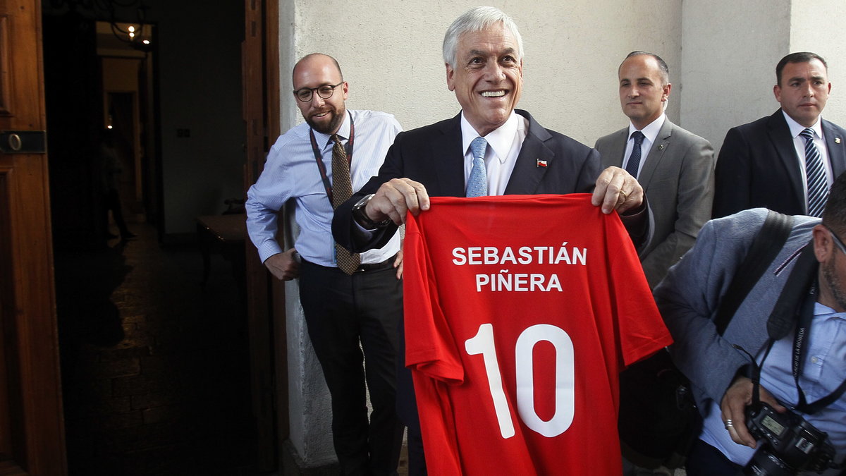 Sebastian Pinera, prezydent Chile z koszulką reprezentacji