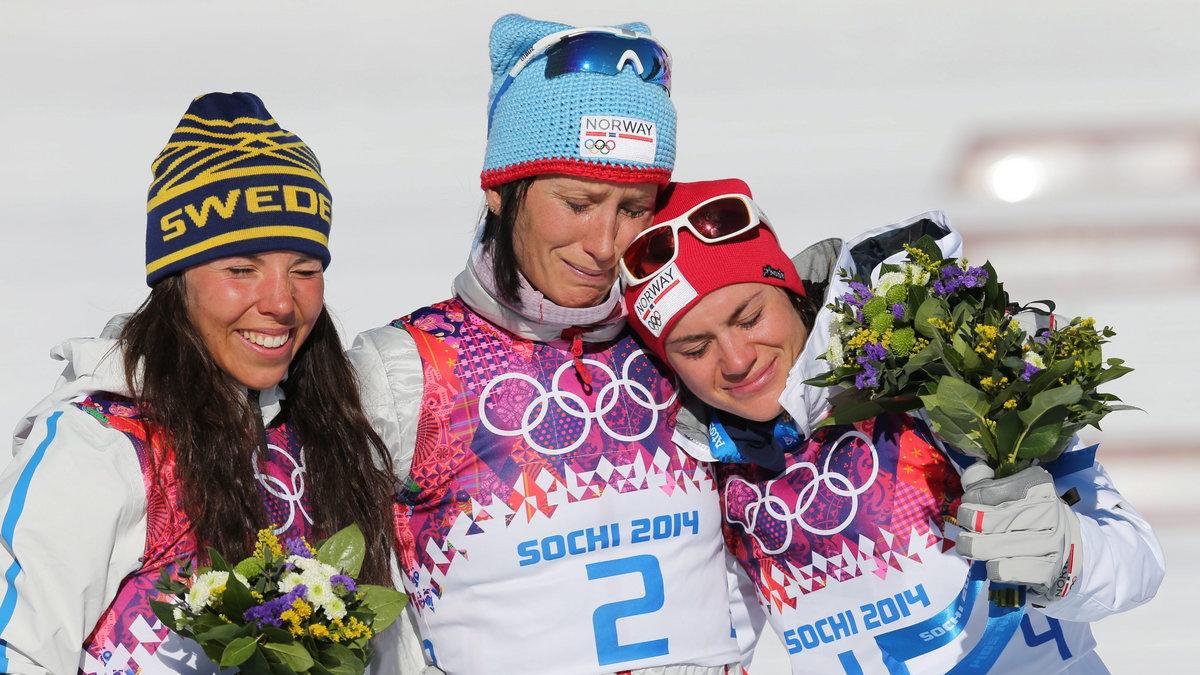 Charlotte Kalla (L), Marit Bjoergen i Heidi Weng (P)