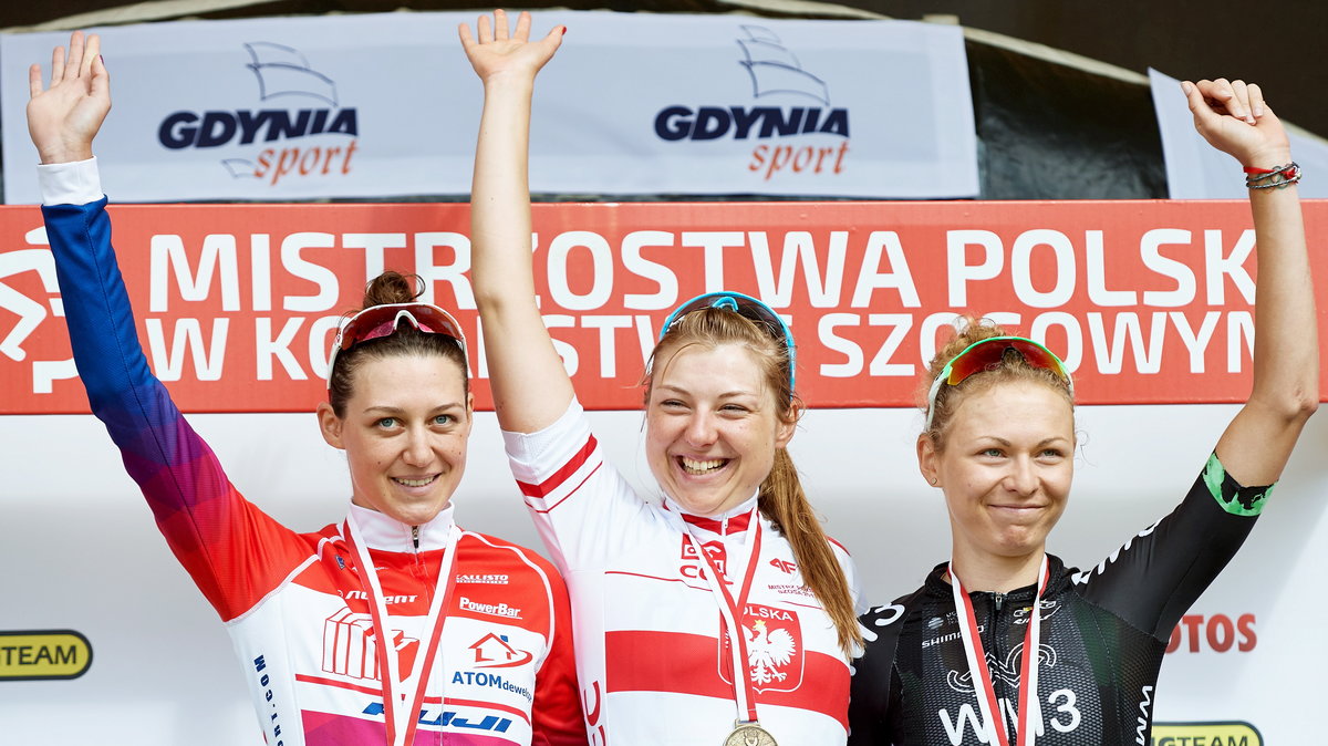 Karolina Karasiewicz (w środku) Monika Brzeźna (po lewej) i Anna Plichta (po prawej)