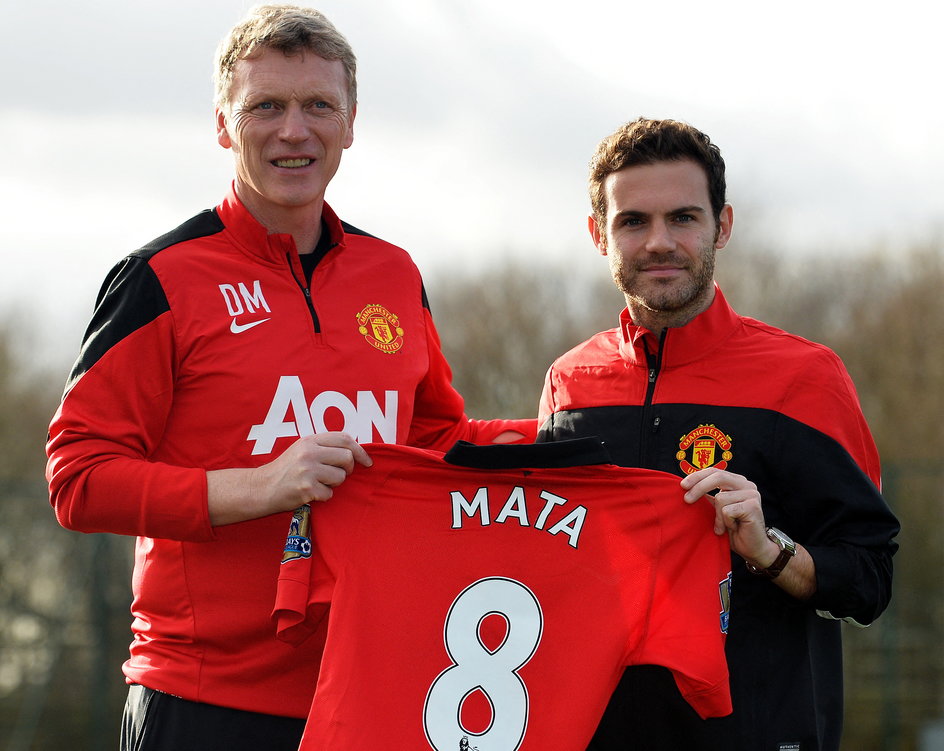 Juan Mata był jednym z piłkarzy, których David Moyes ściągnął po przejściu do Manchesteru United. Hiszpan nadal gra dla Czerwonych Diabłów, w przeciwieństwie do menadżera, który z klubem pożegnał się po niespełna roku.