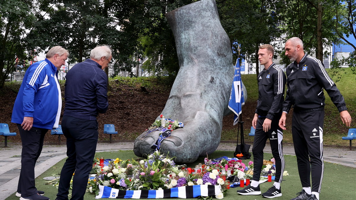 Trenerzy, zawodnicy i byli piłkarze oddali hołd legendzie HSV Hamburg