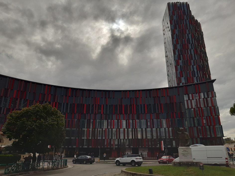 Pomnik Jana Pawła II przed Air Albania Stadium w Tiranie