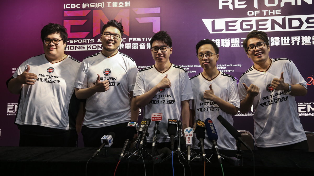 Team LMS na E-sport & Music Festival HK (Toyz jest trzeci od lewej)