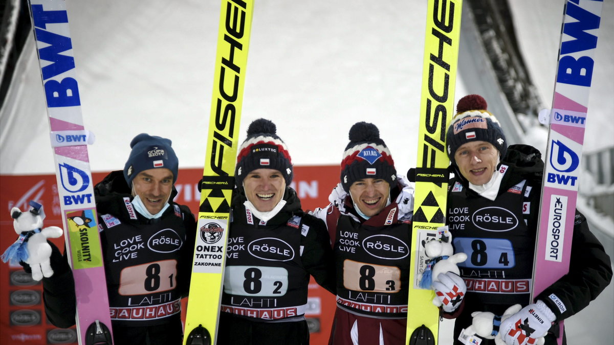 Widok Polaków na podium po konkursie drużynowym to już norma. W Lahti Biało-Czerwoni wyskakali drugie miejsce.