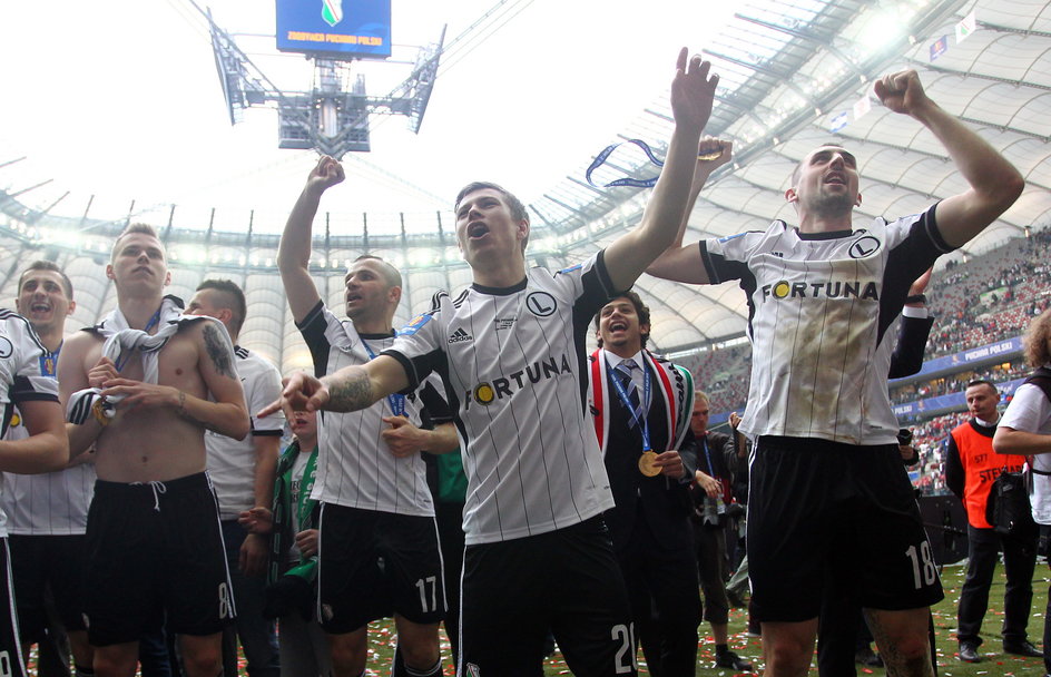 Jakub Kosecki świętuje z Legią zdobycie Pucharu Polski AD 2015. Z Wojskowymi sięgnął po trzy mistrzostwa i trzy PP