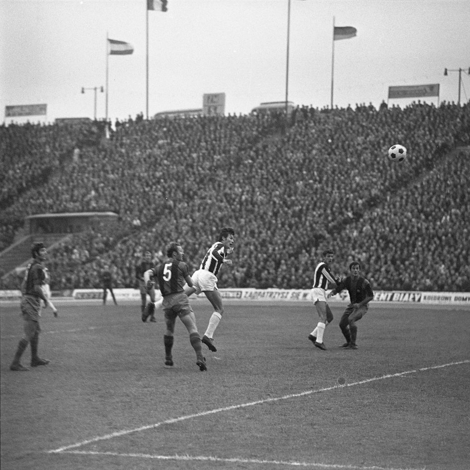 Mecz GKS Katowice - Barcelona (0:1) w Pucharze Miast Targowych na Stadionie Śląskim we wrześniu 1970 r.