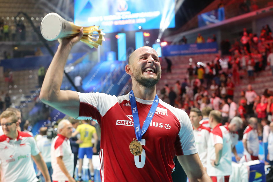 Wzruszony Bartosz Kurek świętuje podwójny sukces - wznosi puchar za mistrzostwo świata 2018, a do tego dołożył tytuł MVP mundialu.
