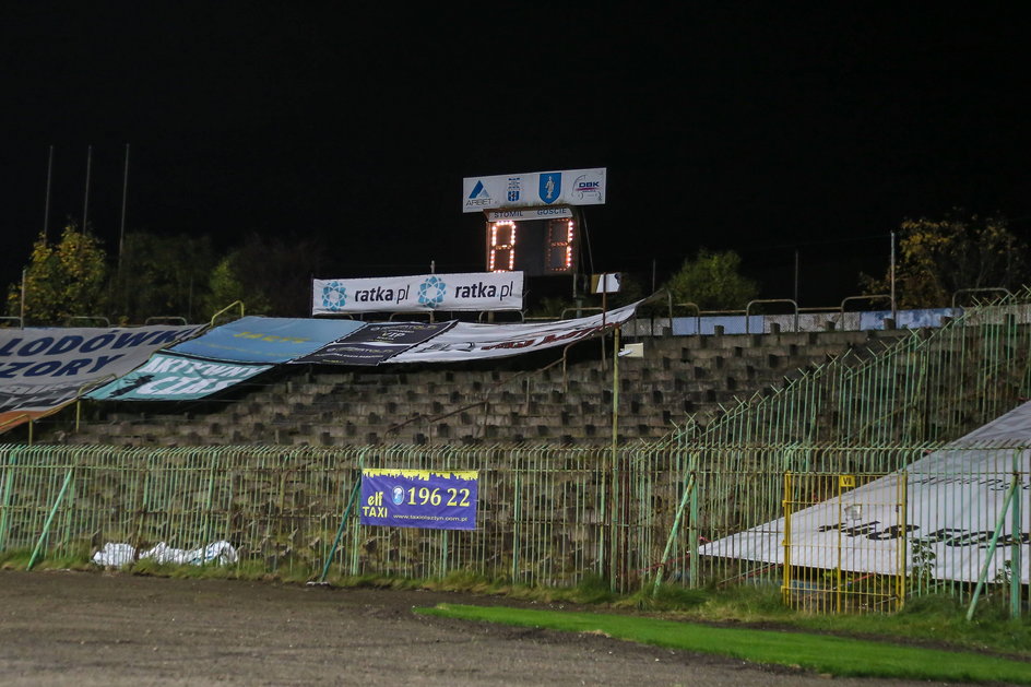 Stadion w ruinie jest symbolem sytuacji w piłce nożnej w Olsztynie. 