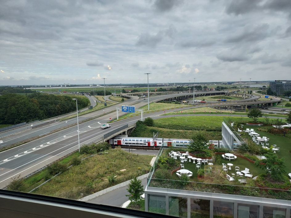 Z lobby na najwyższym piętrze hotelu rozpościera się widok w kierunku autostrady oraz lotniska.