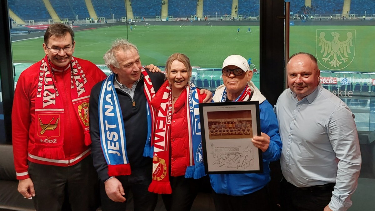 Stoją od lewej: właściciel Widzewa Tomasz Stamirowski, Roman Grzybowski (mistrz Polski z Ruchem z 1979 r.), Magdalena Machcińska-Szczepaniak, Tadeusz Małnowicz (mistrz Polski z Ruchem z 1979 r.) i prezes Ruchu Seweryn Siemianowski