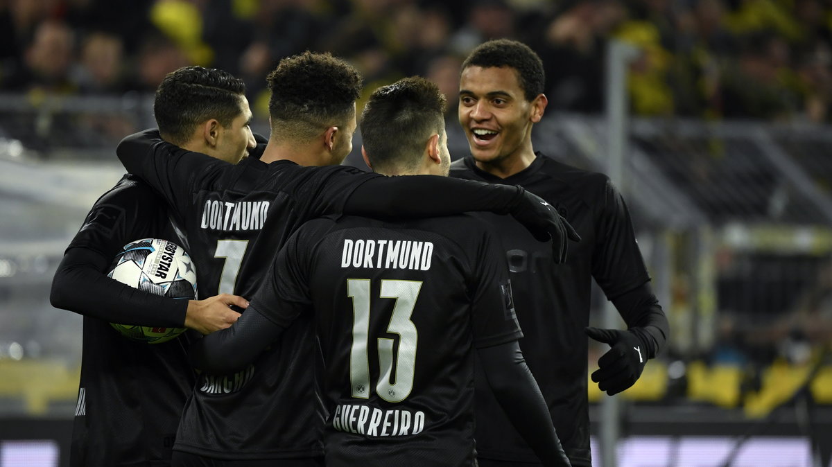 Młodzi piłkarze Borussii Dortmund w strojach nawiązujących do tradycji klubu i regionu
