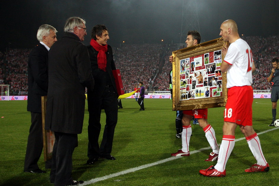 Jacek Bąk żegnany na murawie przed meczem Polska - Czechy w 2008 r.