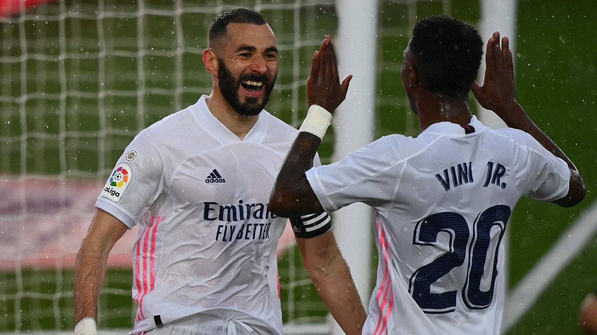 Karim Benzema (przodem) odbiera gratulacje za bramkę w meczu z Eibar. To siódmy gol Francuza w pięciu ostatnich spotkaniach.